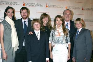 jenny volar, sean volar, kris melocotón, katie volar, Jane Seymour, James melocotón, y Johnny melocotón llegando a el 4to anual los angeles gala para el cristóbal y dana juez local base, a el beverly Hilton hotel, en beverly sierras, California diciembre 2, 2008 foto