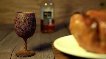 brandy de madera vaso y espíritu botella con difuminar asado pollo giratorio video