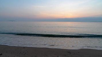 hermosa amanecer con Cloudscape y mar agua ,tiempo lapso 4k video