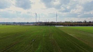 Aussicht von über auf das Deutsche Autobahn a7 mit etwas Windmühlen zum verlängerbar Elektrizität unter Konstruktion. video