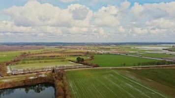 Antenne Aussicht von ein Drohne auf das a7 Autobahn im Nord Deutschland zwischen Felder und Wiesen. video