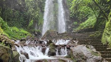 Wasserfall mit klar Wasser fließen video