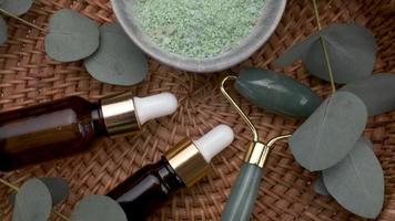 natural, orgânico spa cosméticos produtos com eucalipto óleo, massagem jade rolo, eucalipto folha. video