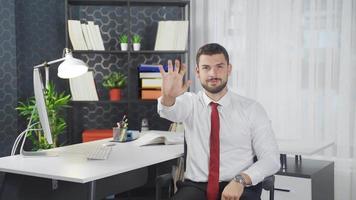 Übungen Das können Sein erledigt im das Büro. Dehnen Übungen. Büro Arbeiter zeigen Übungen Das können Sein erledigt im das Büro. video