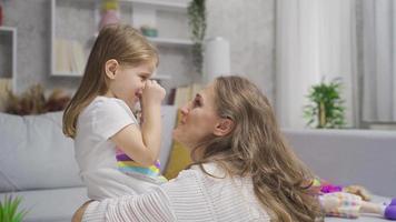 mor och henne söt liten dotter. mor och dotter prata bland sig själva, ha roligt och skratt. video