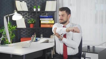 Übungen Das können Sein erledigt im das Büro. Arm Dehnen Übung. Bein Dehnen Übung. Büro Arbeiter zeigen Übungen Das können Sein erledigt im das Büro. video