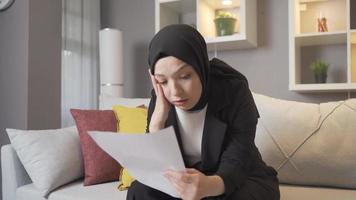 une femme dans hijab qui reçoit mal nouvelles. une voilé femme qui reçoit mal nouvelles. video