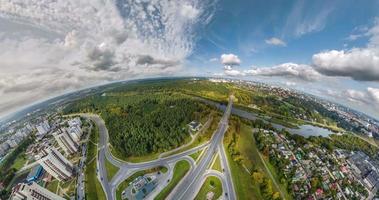 abstrato circular curvatura do superfície do terra e torção do céu para dentro azul esfera dentro urbano a infraestrutura com estrada junção video