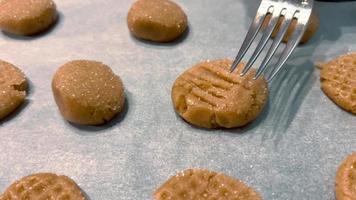 machen ein Muster auf hausgemacht Kekse mit ein Gabel. video