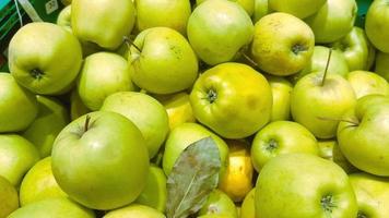 groen appels liggen Aan de teller van een op te slaan of markt. video