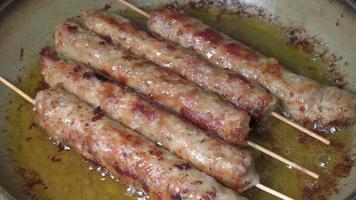 Fleisch, lula Kebab, ist gebraten im ein braten schwenken im Sieden Öl. video