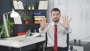 övningar den där kan vara Gjort i de kontor. stretching övningar. kontor arbetstagare som visar övningar den där kan vara Gjort i de kontor. video