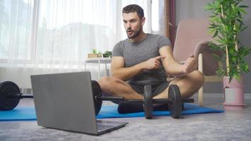 professioneel geschiktheid trainer geeft opleiding Bij huis. knap atletisch trainer geven opleiding. video