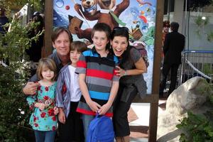 los angeles dic 11 Kevin sorbos familia llega a el yogui oso 3d estreno a el pueblo teatro en diciembre 11 2010 en madera del oeste California foto