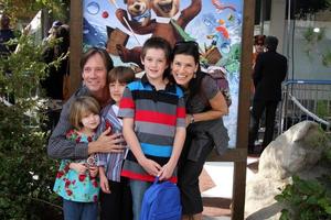 los angeles dic 11 Kevin sorbos familia llega a el yogui oso 3d estreno a el pueblo teatro en diciembre 11 2010 en madera del oeste California foto