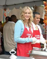 Celebrities Help to serve Thanksgiving Dinner to the homeless at the LA Mission in Downtown LALos Angeles CANovember 23 20052005 photo