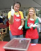 famosos ayuda a servir acción de gracias cena a el Vagabundo a el la misión en céntrico lalos angeles noviembre 23 20052005 foto