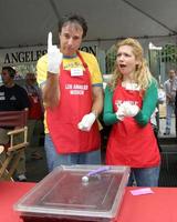Celebrities Help to serve Thanksgiving Dinner to the homeless at the LA Mission in Downtown LALos Angeles CANovember 23 20052005 photo
