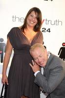 neal mcdonough esposa ruve llegando a el feo verdad estreno a el cinerama Hazme a el arco de luz teatros en los angeles California en julio dieciséis 2009 2008 foto