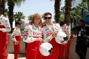 Daniel Goddard nancy Lieberman después el celebridad carrera firma cada otros casco un tradicion después cada celeb carreratoyota largo playa grandioso prix proceleb carrera 2008 largo playa abril 19 20082008 foto