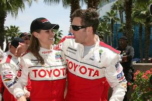 Jaime pequeño Daniel Goddard celebrando después Jaime won el celeb carreratoyota largo playa grandioso prix proceleb carrera 2008 largo playa abril 19 20082008 foto