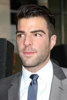 zachary quinto llegando a el estrella emigrar estreno a graumans chino teatro en los angeles California en abril 30 20092009 foto