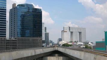 électrique train sellerie façon système élevé au dessus le sol avec Contexte de moderne Bureau bâtiments dans Bangkok ville video