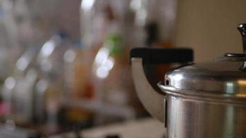 4k-Video zum Topf mit kochendem Wasser und heißem Dampfrauch kommen zum Kochen des Hintergrundküchenkonzepts heraus video