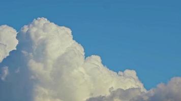 azul cielo antecedentes con nubes imágenes video