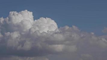 blauw lucht achtergrond met wolken beeldmateriaal video
