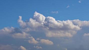 bleu ciel Contexte avec des nuages métrage video