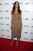 los angeles sep 25 gina holden llega a el peta 30 aniversario gala a hollywood paladio en septiembre 25 2010 en los angeles California foto