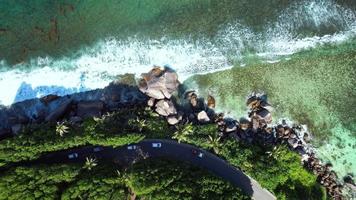 Drohne Schuss ziehen um Nieder gegenüber von Vorbeigehen Fahrzeuge auf Küsten Straße, anse Verbote Strand mahe Seychellen video
