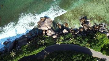 drone coup de route et Roche rochers près le océan, mahe les Seychelles video
