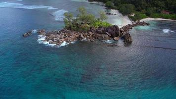 dar schot van rotsen Bij haven blij mahe Seychellen langzaam beweging video