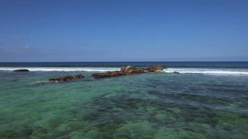 zangão tiro passagem sobre pedras às anse proibição de praia mahe seychelles video