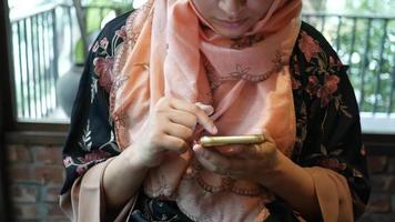 jovem mulher mão segurando inteligente telefone video