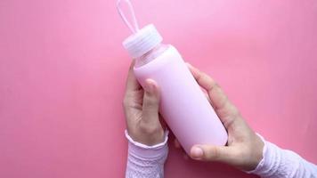 réutilisable Plastique l'eau bouteille video
