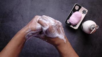 joven hombre Lavado manos con jabón video
