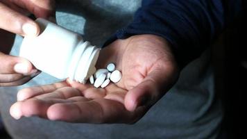 schließen oben von Weiß Tabletten auf Palme von Hand video