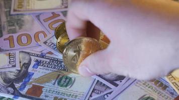 finanziario investimenti. bitcoin e dollari. giallo raggiante bitcoin e verde centinaio dollari. video