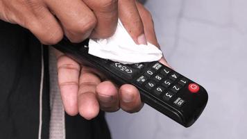 limpieza televisión remoto controlar con un antibacteriano tela pañuelo de papel video