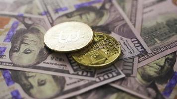 bitcoin en ons dollars in langzaam beweging. financiën en investering concept. ons dollar en euro in langzaam beweging. video