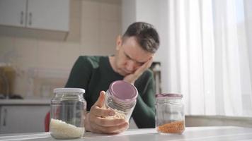 ein Mann Wer kann nicht sich leisten Essen wie ein Ergebnis von steigend Essen Preise. Mann ist kämpfen zu erhalten durch das Essen Krise glatt. video