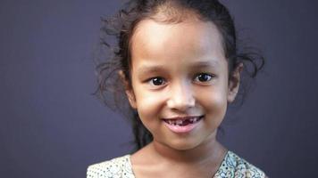 portret van kind meisje op zoek de camera en lachend video
