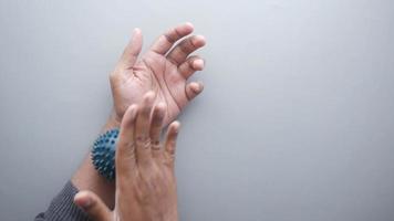 ung man hand och finger förstärkning övningar video