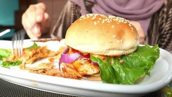 vrouw aan het eten rundvlees hamburger video