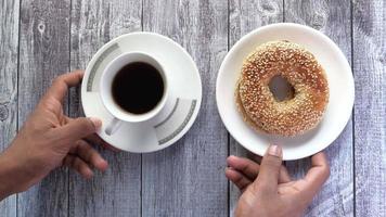 top visie chocola donuts en koffie Aan houten achtergrond video