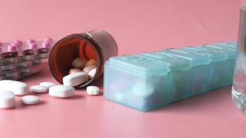 médico pastillas, píldora caja y ampolla paquete en rosado video