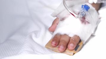 Babyhand mit Verband, die Kochsalzlösung auf Krankenhausbett gibt video